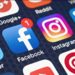 "Ekran z ikonami aplikacji mediów społecznościowych: Twitter, Facebook z powiadomieniem, Instagram, Pinterest, LinkedIn, Google+, Reddit.